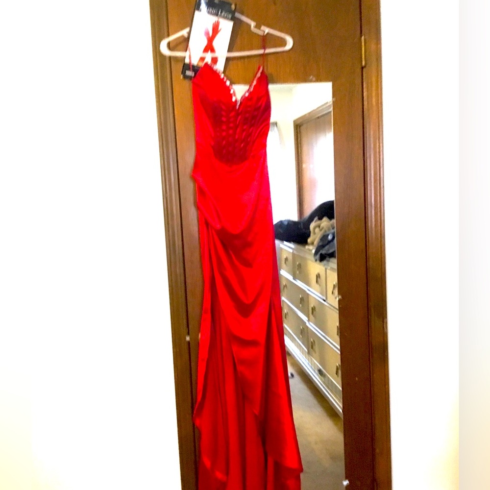 CUSTOMIZED STRAPLESS SPECIAL DIAMOND DRESS WITH SLIT & TRAIN IN BACK WITH GLOVES